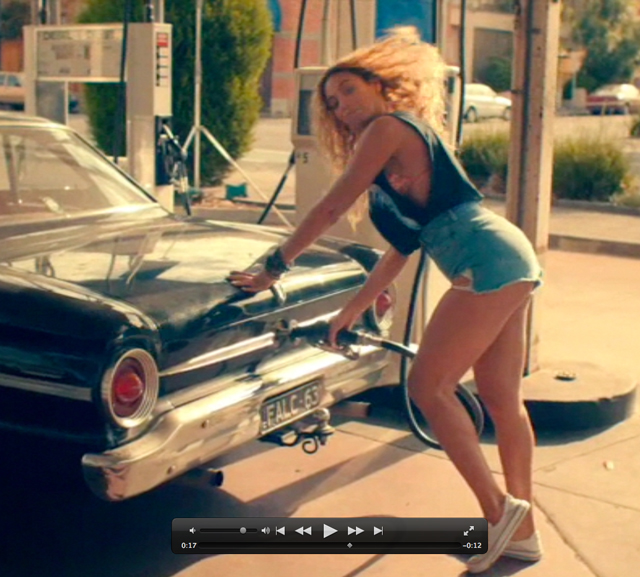 Beyoncé, descontraída, põe gasolina.