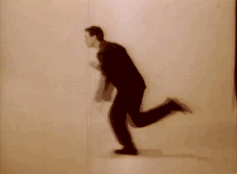 Gif animado, a partir de uma imagem do vídeo oficial de "Road to Nowhere", dos Talking Heads.